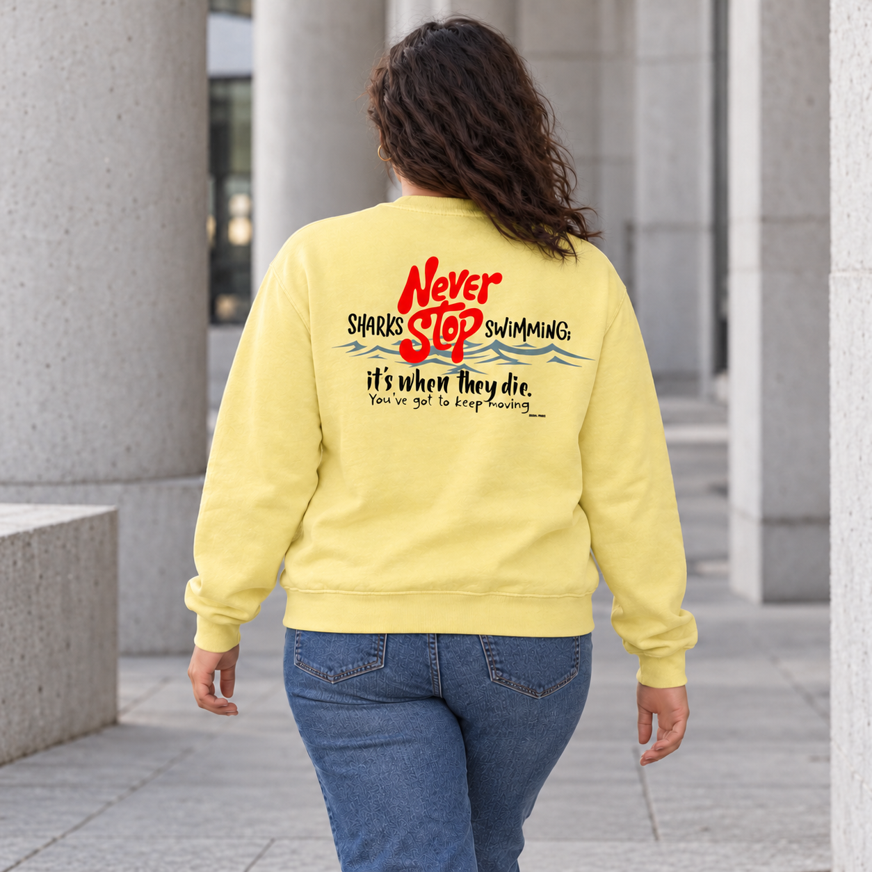 Mujer de espaldas con sudadera amarilla