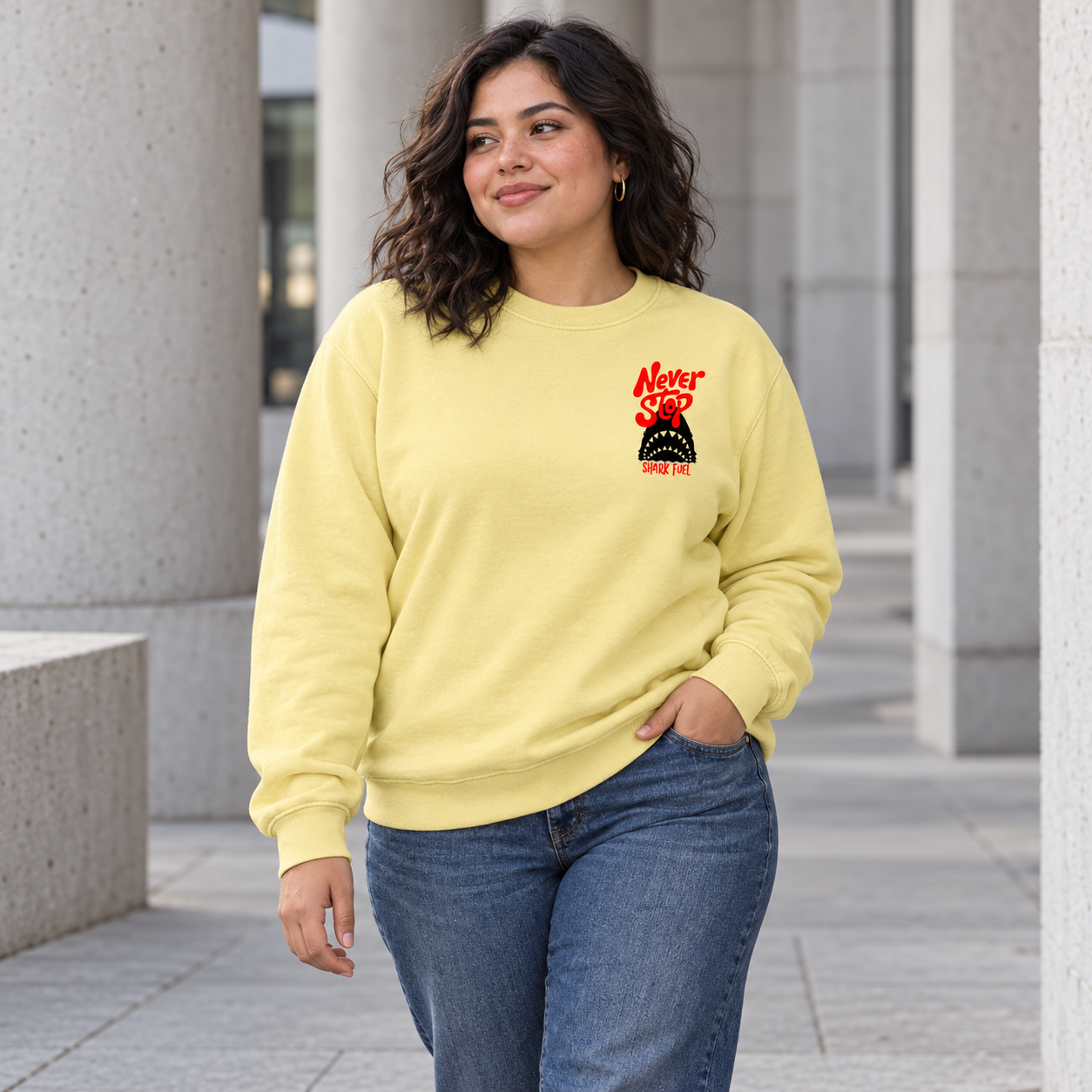 Sudadera amarilla y actitud urbana-1